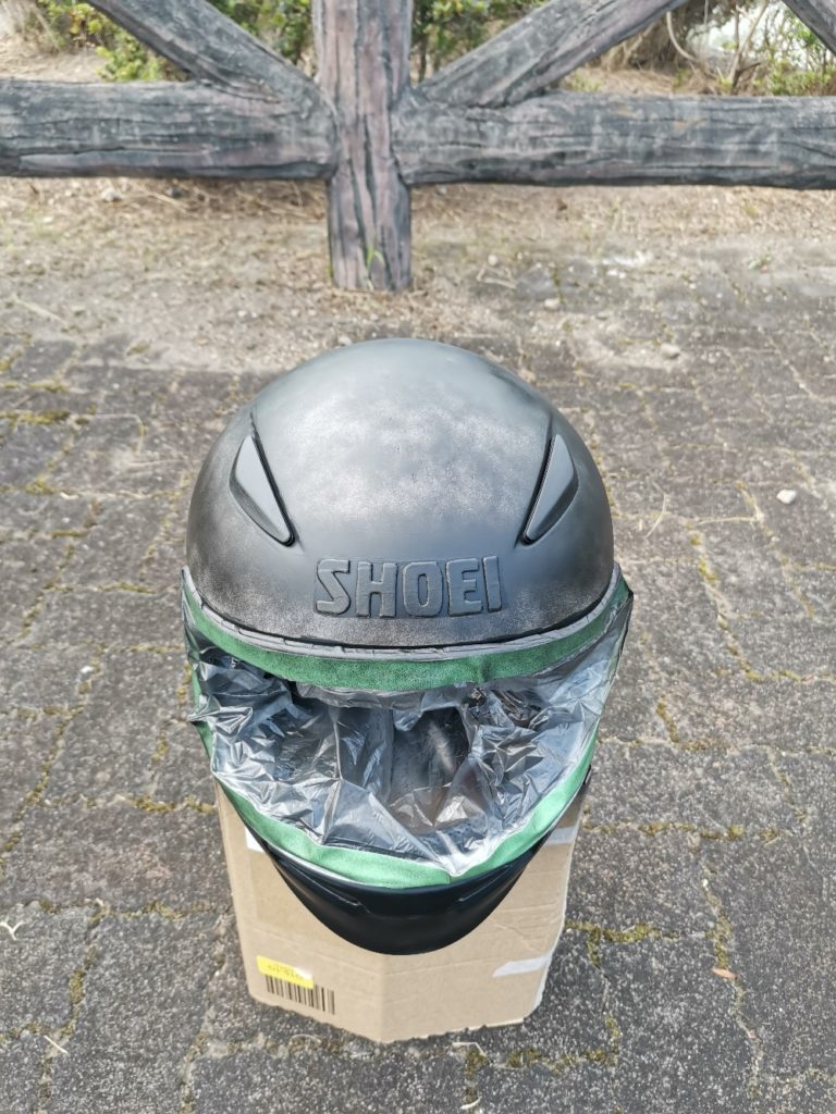 ヘルメットを缶スプレーでマットブラックにDIY塗装！！ | Less is More